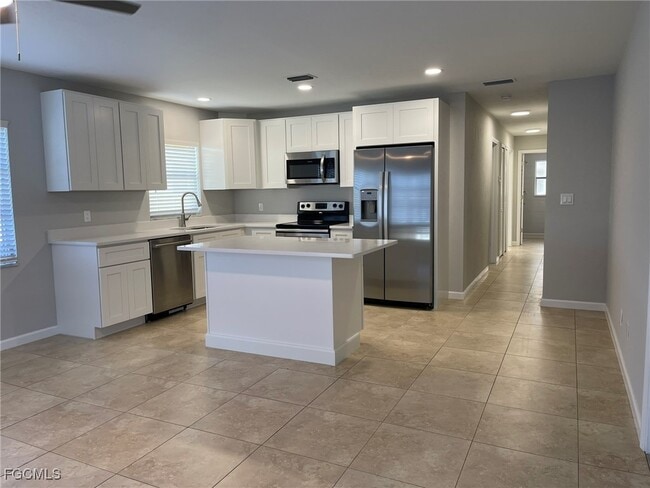 Building Photo - 608 SE 46th Ln