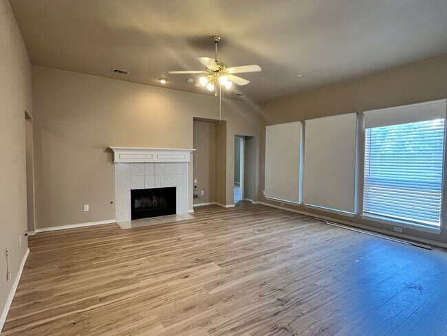 Foto del edificio - Beautifully Updated 4-Bedroom Home with Community Pool & Excellent Schools!