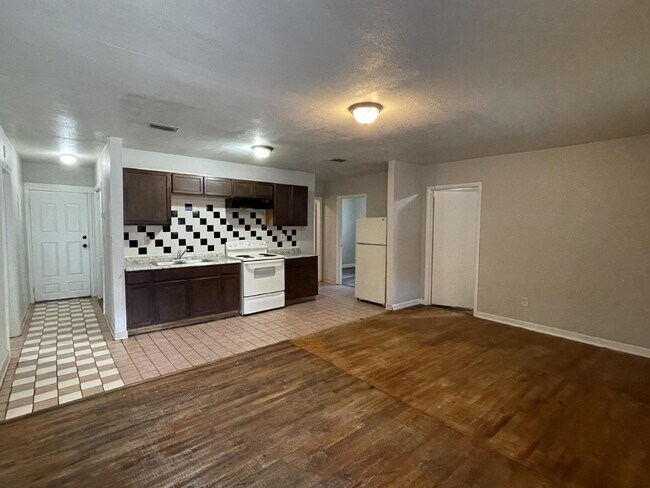 Foto del edificio - 4 bedroom unit in central location