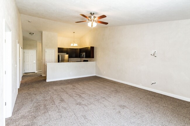 Building Photo - 2 bed 2 bth duplex- available now