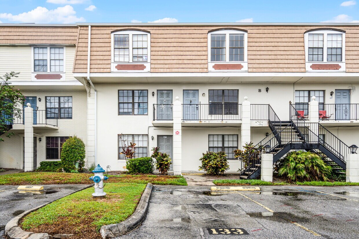 Foto principal - 6095 Village Cir N