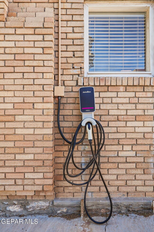 Building Photo - 3703 Cambridge Ave