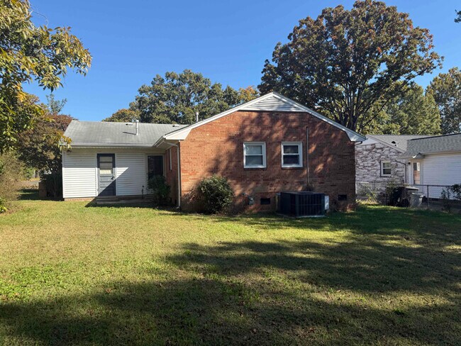Building Photo - 1118 Sherwood Dr
