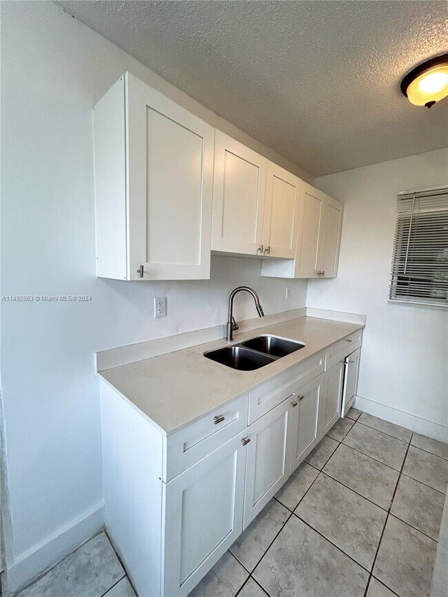 Foto del edificio - 580 NE 127th St