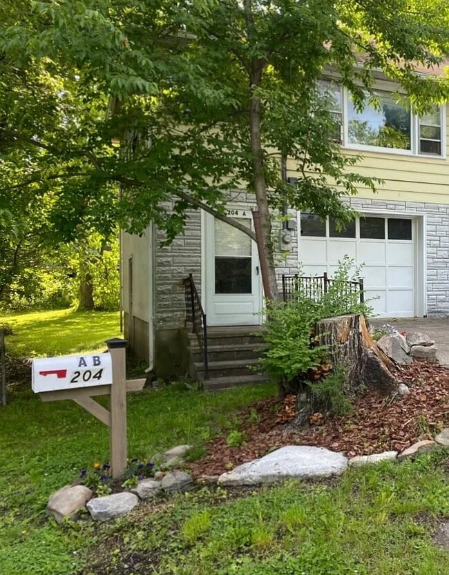 Building Photo - 204 Maple Ave