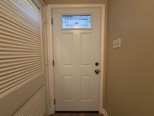 Building Photo - AVAILABLE NOW 2 BEDROOM 2 BATH DUPLEX IN TCU AREA