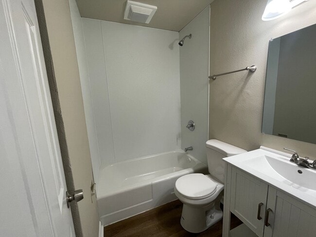 Building Photo - 3 Bedroom Fully Remodeled Marshalltown