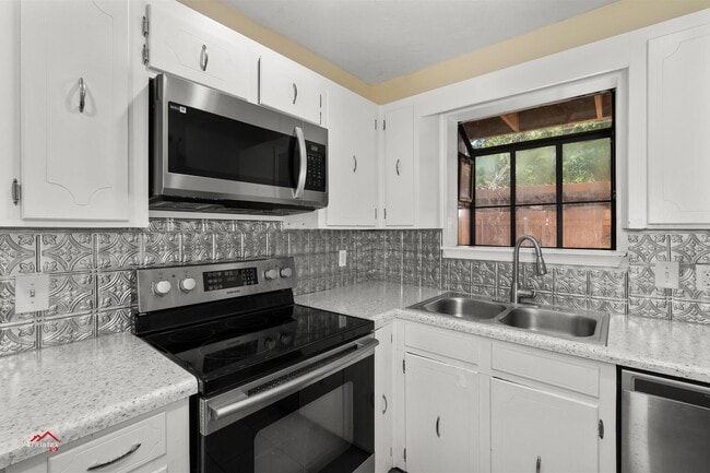 Building Photo - 3551 Eastlake Dr