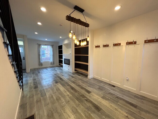 Photo - 2121 S Garnet St House