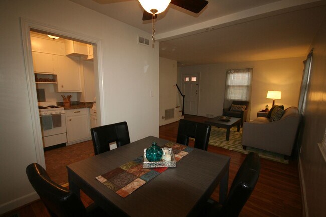 Foto del edificio - Lovely End Unit Townhouse / W&D / Near Duk...