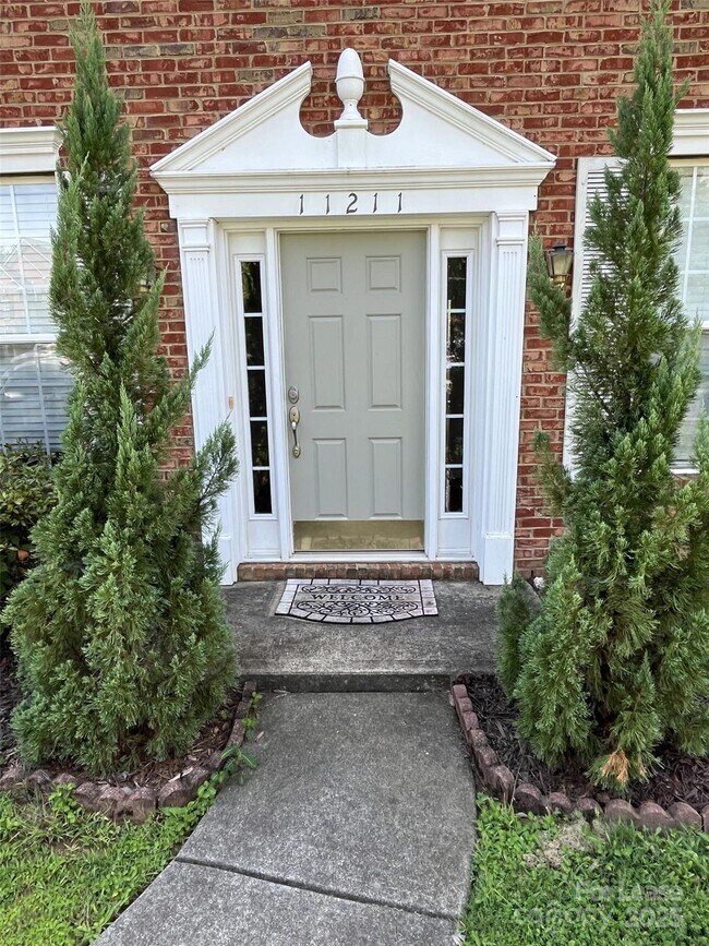 Building Photo - 11211 Maplehurst Dr