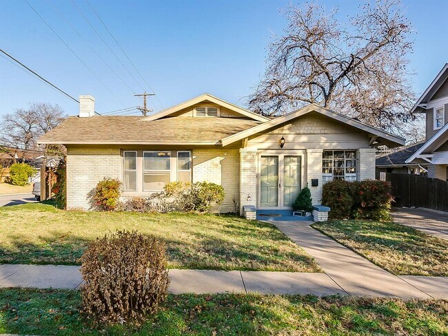 Building Photo - 2126 Mistletoe Ave