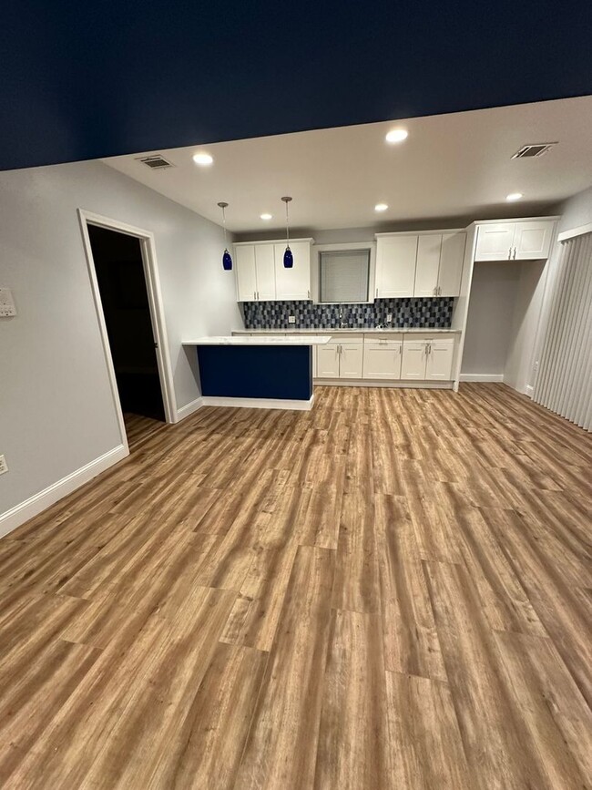 Foto del edificio - Spacious Modern 1st Floor Apartment w/ Fin...