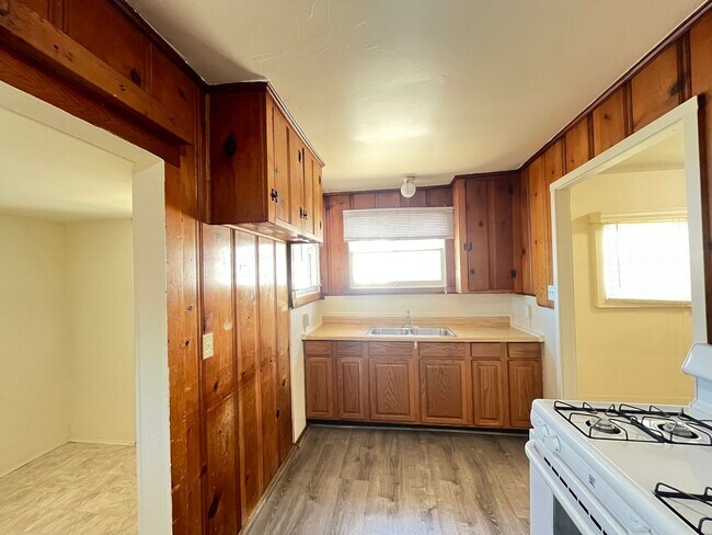 Foto del edificio - Neat Vintage Home w/ Small Office near Dow...