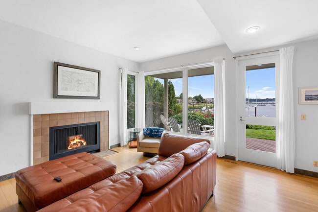 Building Photo - 549 N Tomahawk Island Dr
