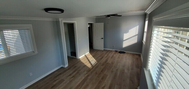 Building Photo - 5223 Live Oak View Ave