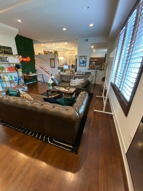 Foto del edificio - 11815 Laurelwood Dr