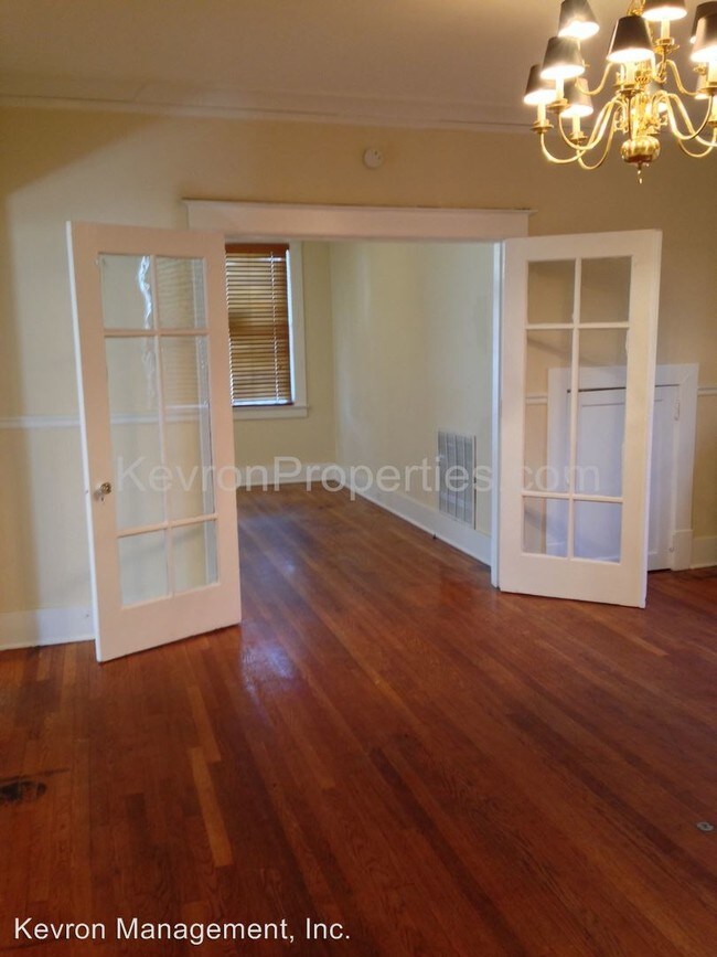 Building Photo - 3 br, 1 bath Apartment - 1563 Poplar Avenue