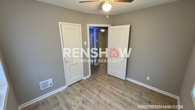Building Photo - 2152 S Hubert Cir