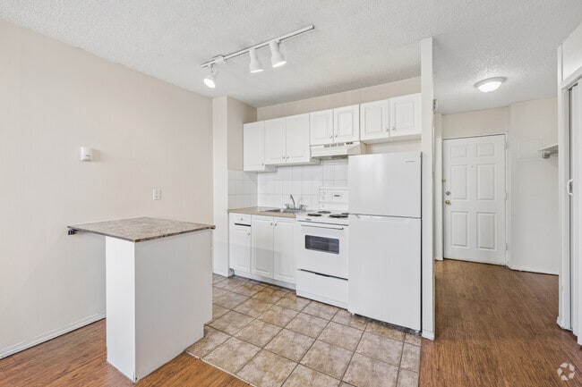 1BD, 1BA - 425SF - Kitchen - The Ambassador