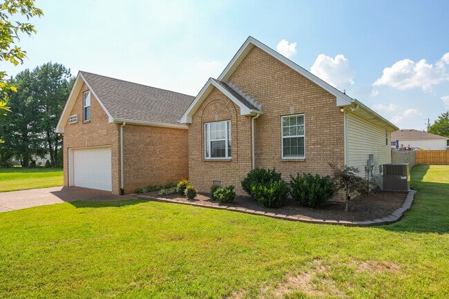 Building Photo - Lovely, Spacious 3 Bed- 2 Bath