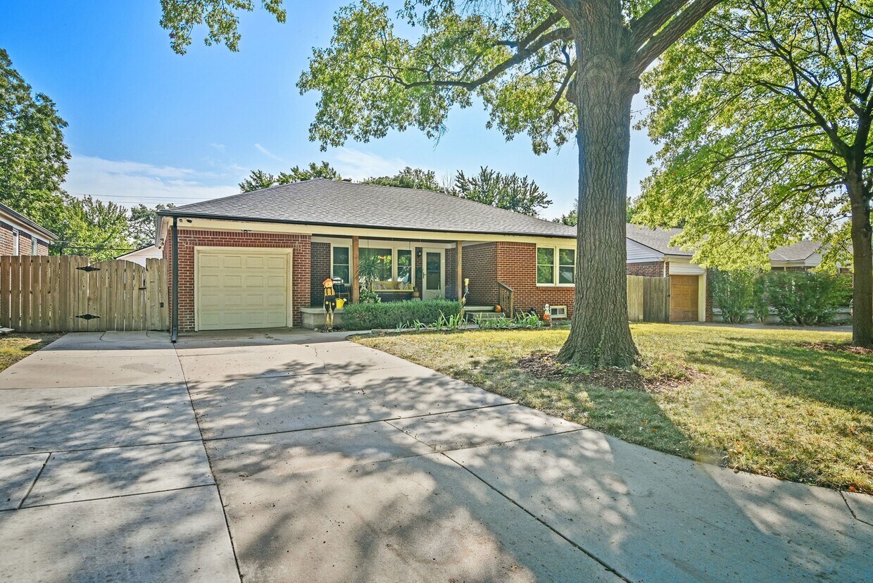 Primary Photo - 320 N Hillcrest Ave