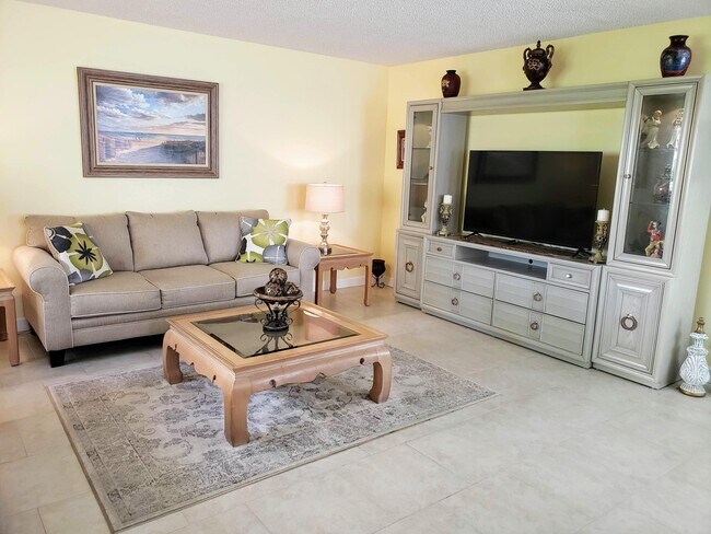 Building Photo - 15217 Lakes of Delray Blvd