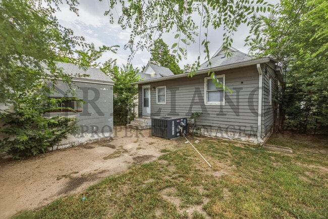 Building Photo - 1028 W Munnell Ave