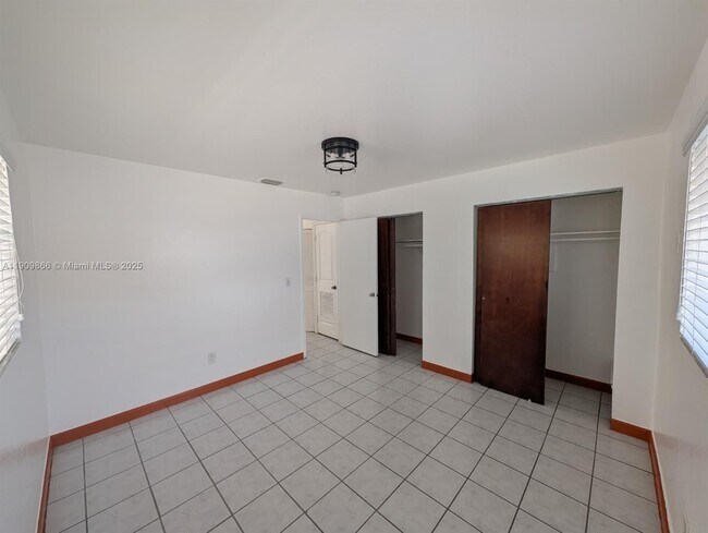 Foto del edificio - 1551 NE 8th St