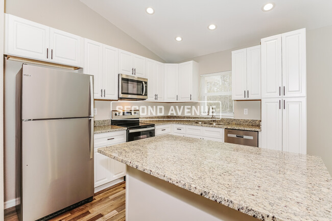 Building Photo - 825 Marion Oaks Manor