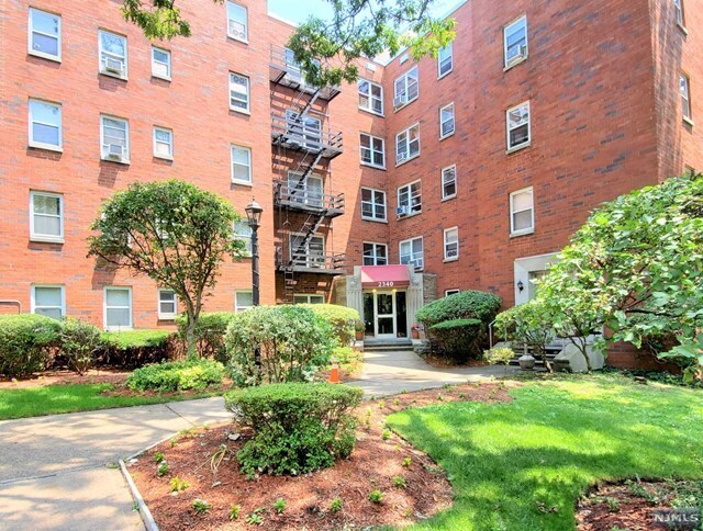 Primary Photo - 2340 Linwood Ave