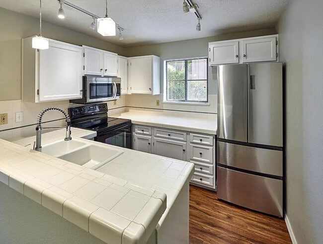 Building Photo - 4000 Carman Dr