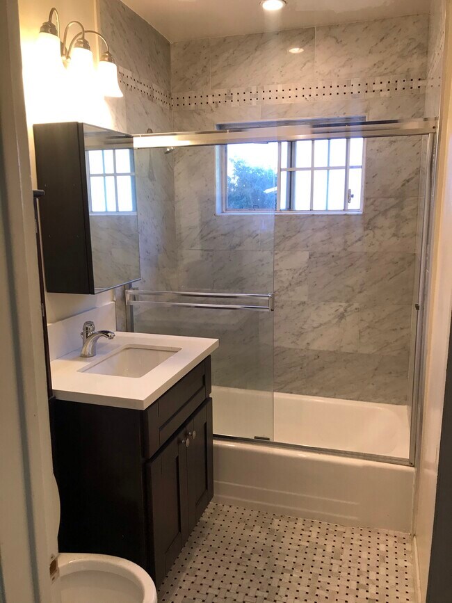 Bathroom - 904 N Gardner St