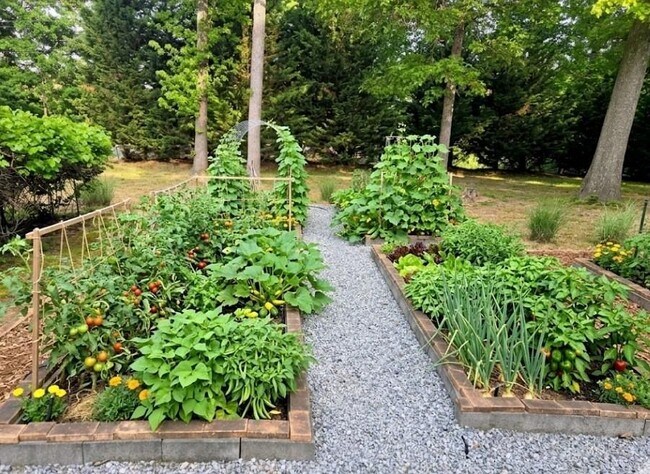 Foto del edificio - 3060 Glen Wallace Dr