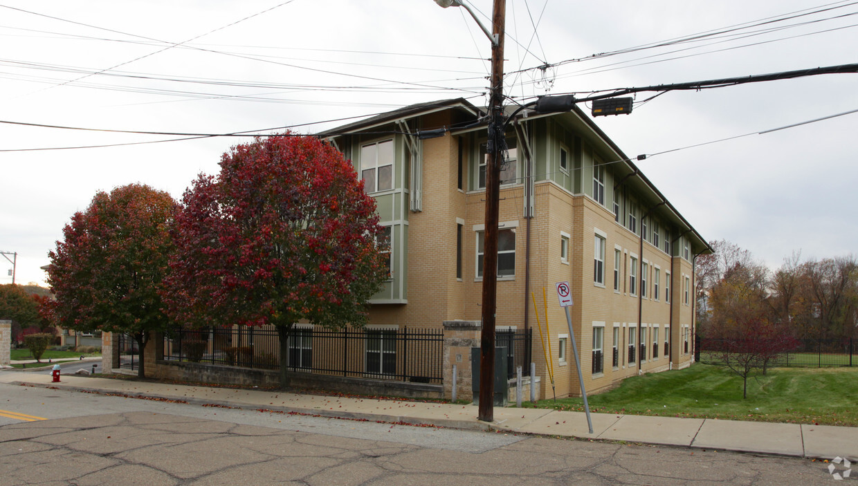 Building Photo - Silver Lake Commons
