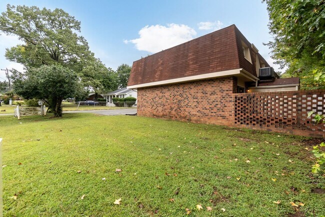 Foto del edificio - Two Bedroom End Unit Home!
