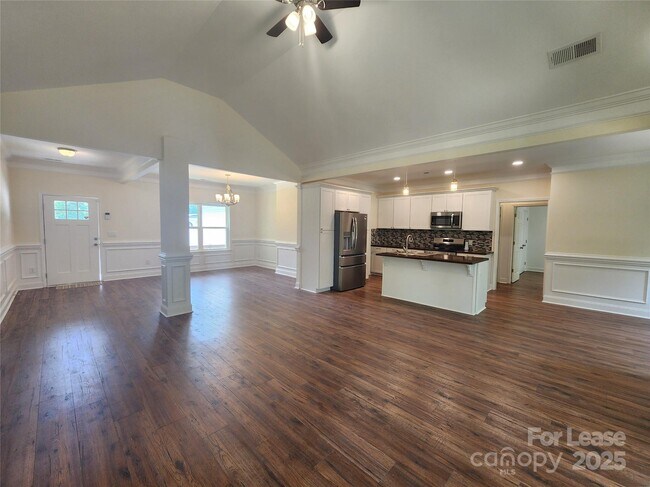 Building Photo - 869 Kathryn Dr SE