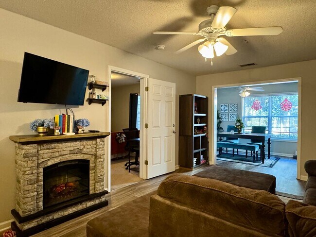 Foto del edificio - 3730 Pardue Woods Pl