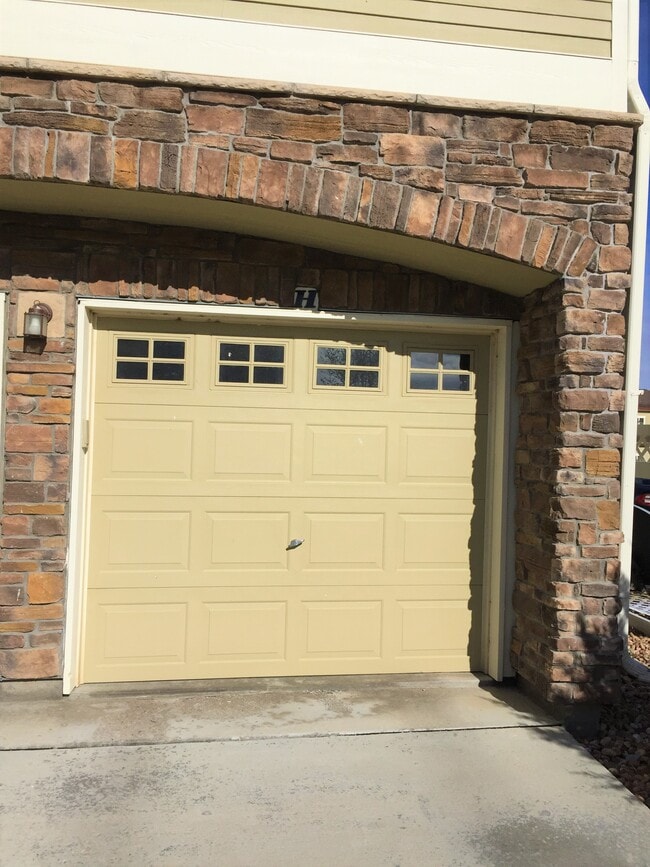 Attached garage - 5039 Brookfield Dr