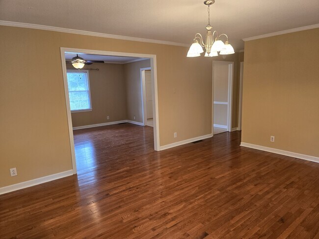 Building Photo - 4680 Forest Manor Dr