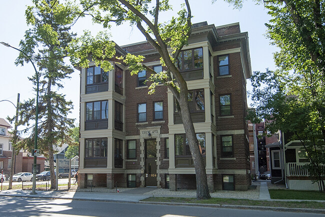 Building Photo - 834 Grosvenor Av