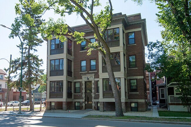 Photo du bâtiment - 834 Grosvenor Av