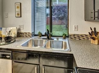Building Photo - Beautiful 2 story Townhome in Juanita Kirk...