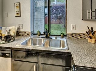 Foto del edificio - Beautiful 2 story Townhome in Juanita Kirk...