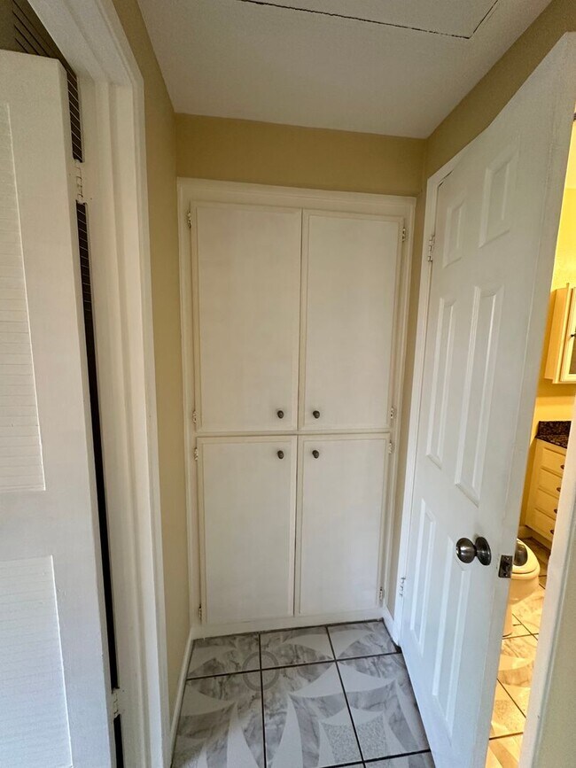 Building Photo - UPSTAIRS 1 BEDROOM CONDO FOR LEASE- GATED ...