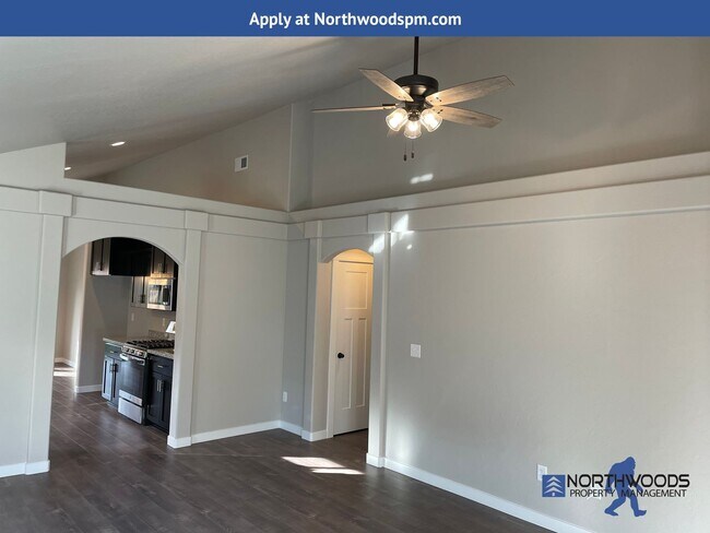 Foto del edificio - Newer 3 Bedroom 2 Bath Home-Large Fully Fenced Back Yard.