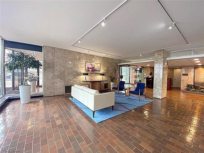 Foto del edificio - 12700 Lake Ave
