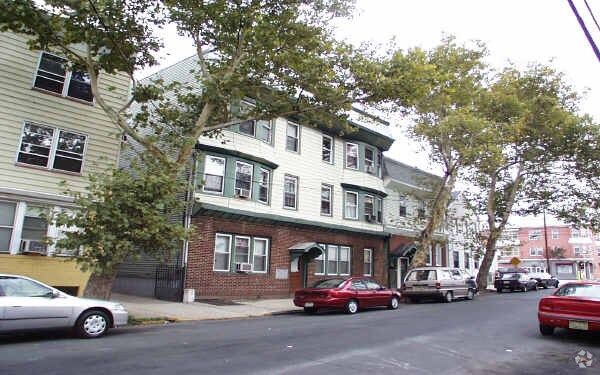 Primary Photo - 326 William St