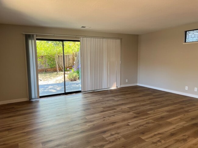 Building Photo - Charming 2-bedroom Menlo Park Cottage