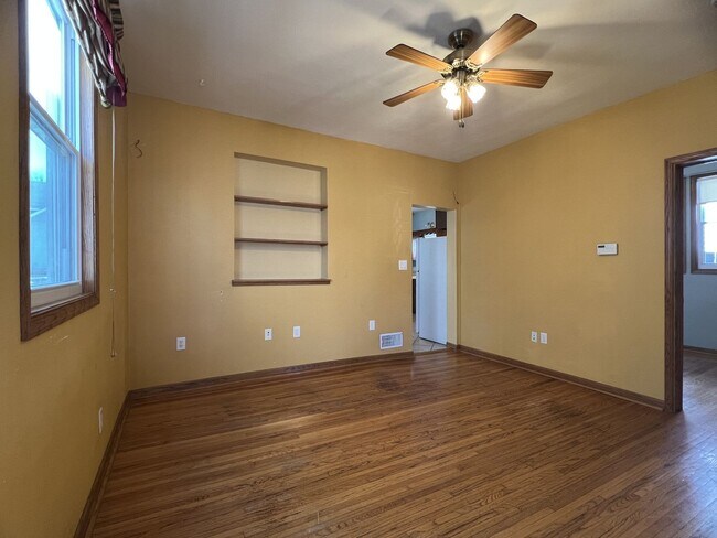 Foto del edificio - DUBUQUE:  NICE Duplex, hardwood floors, Ce...